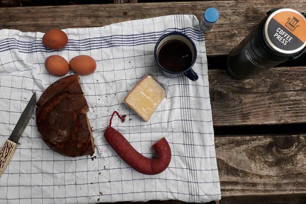 Wer auf Genuss nicht verzichten will, nimmt auch mal ein Kilo mehr für frisch gebrühten Outdoor-Kaffee in Kauf.