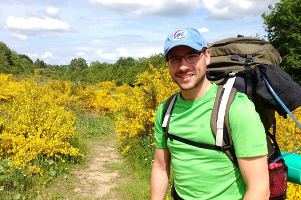 Frosch-Kollege Sebastian gibt nicht nur gerne Packtipps, er zieht auch regelmäßig mit schwerem Gepäck durch die Lande. Immer griffbereit: Trinkschlauch und Erste-Hilfe-Set.