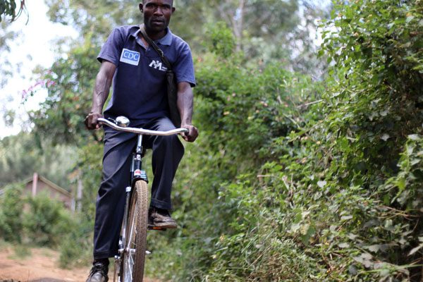 Krankenpfleger Ramadhan Bakari versorgt mit seinem Rad 522 Menschen in 105 Haushalten in Kakamega County, Westkenia.