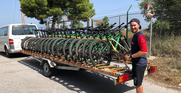 Meist starten unsere Touren direkt am Sportclub, manchmal gibt es auch einen Bike-Transfer per Anhänger.