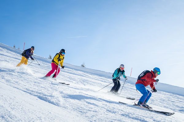 Auch im März, vor den Osterferien, ist in den Skigebieten weniger los. Die schon etwas wärmeren Temperaturen machen das Skifahren dann besonders angenehm.