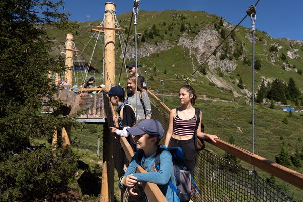 Spannende Ziele lassen den Weg fast vergessen - zum Beispiel der wackelige Weg über eine Hängebrücke.