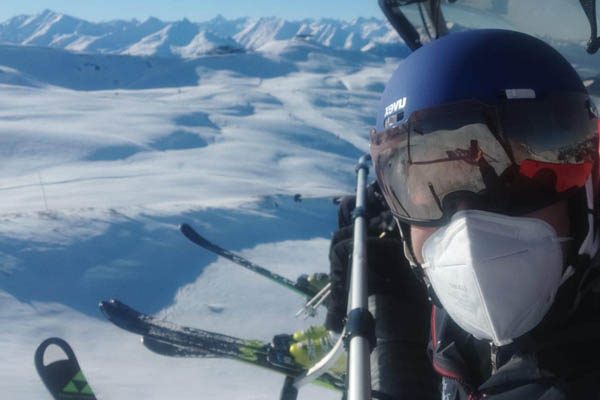 In Corona-Zeiten muss auch beim Skifahren häufig die Maske aufgesetzt werden.