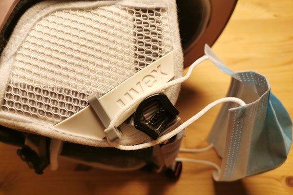 Ein Clip als Maskenhalterung