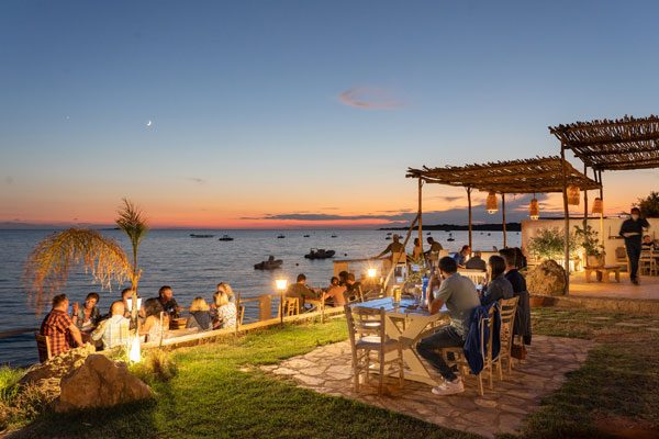 Wer morgens gemeinsam Sport macht, hat abends schon das erste gemeinsame Gesprächsthema - wie hier in der Hotelbar unseres Sportclubs Paradise auf Korfu.