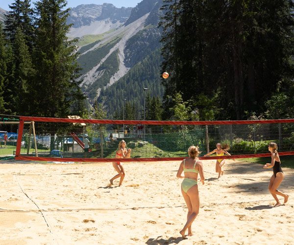 Beachvolleyball mit Bergpanorama