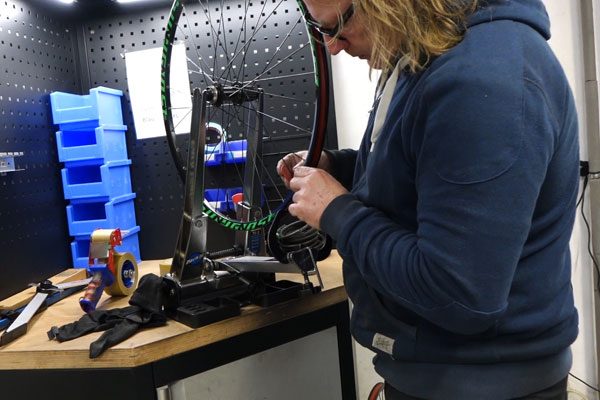 Speichen spannen in der Frosch Werkstatt