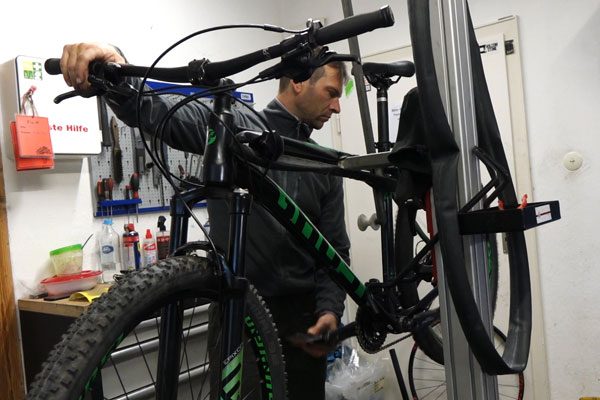 Wartung der Räder in der Mountainbike Werkstatt.