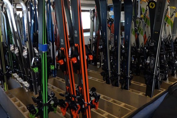 Ski aus dem Skiverleih.