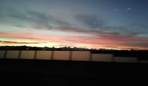 Anreise im Bus - 8 Uhr - gerade die Augen geöffnet und schon sind Berge in Sicht.