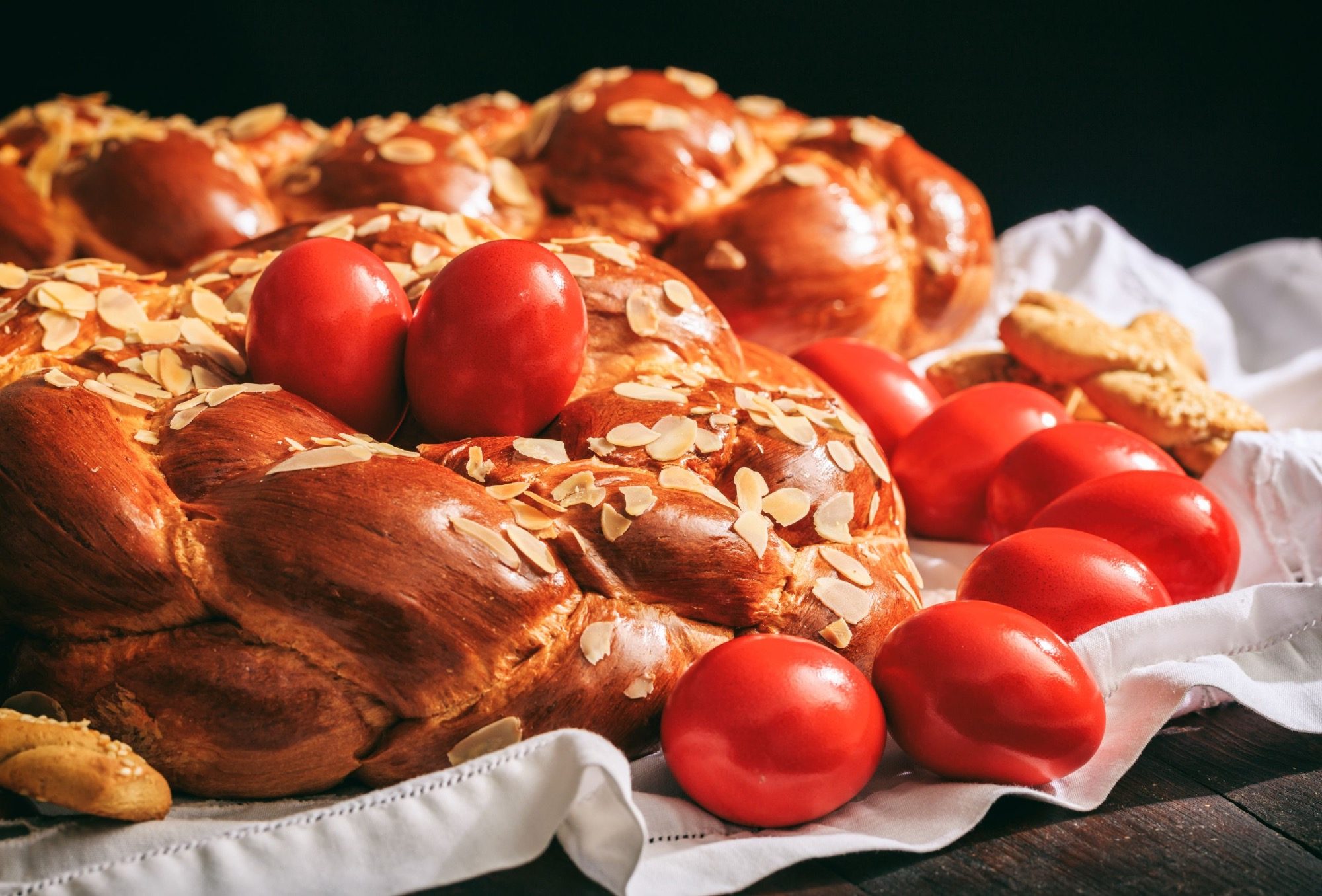Griechischer Osterzopf mit rotgefärbten Eiern