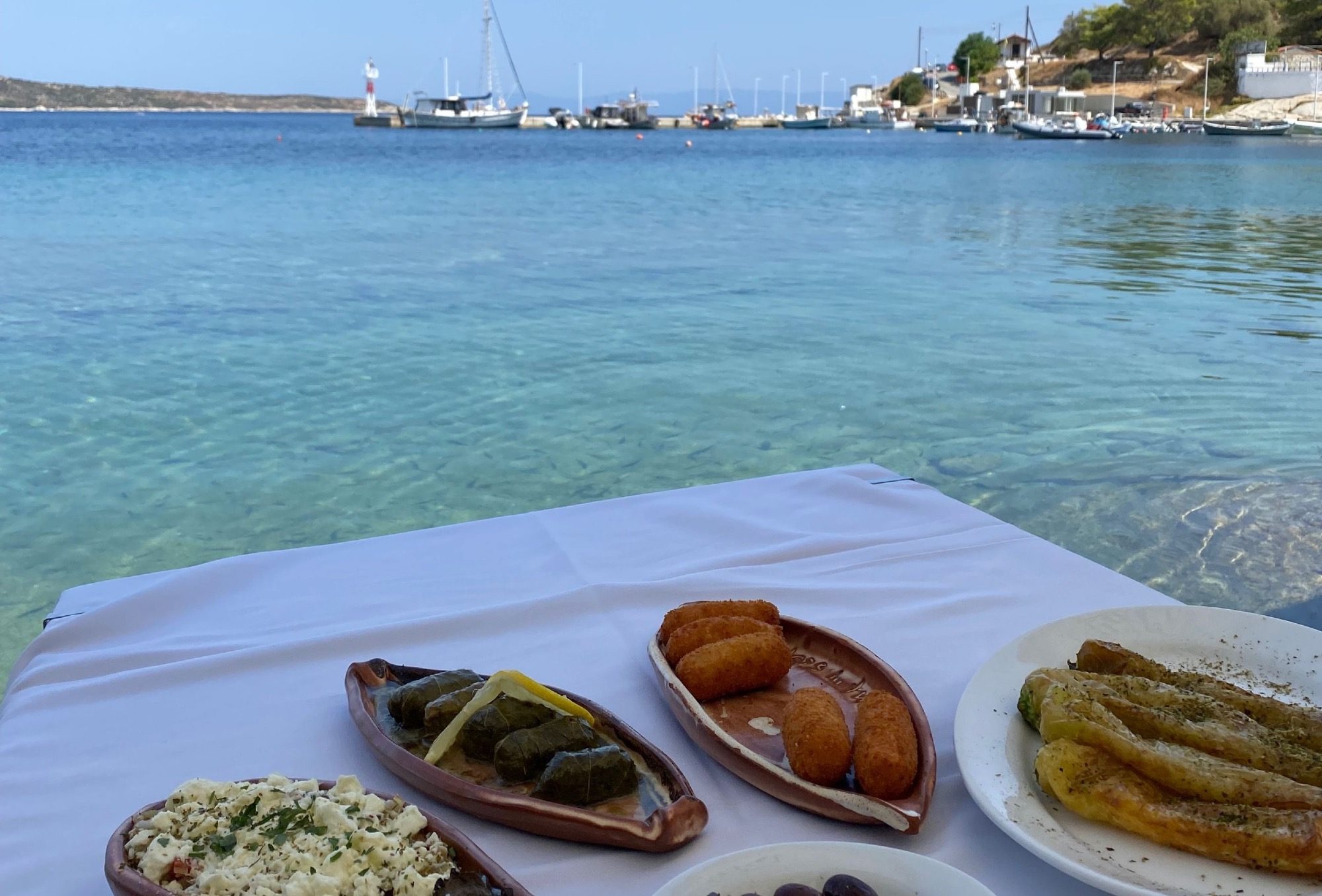 Griechische Spezialitäten direkt am Strand – was gibts besseres?