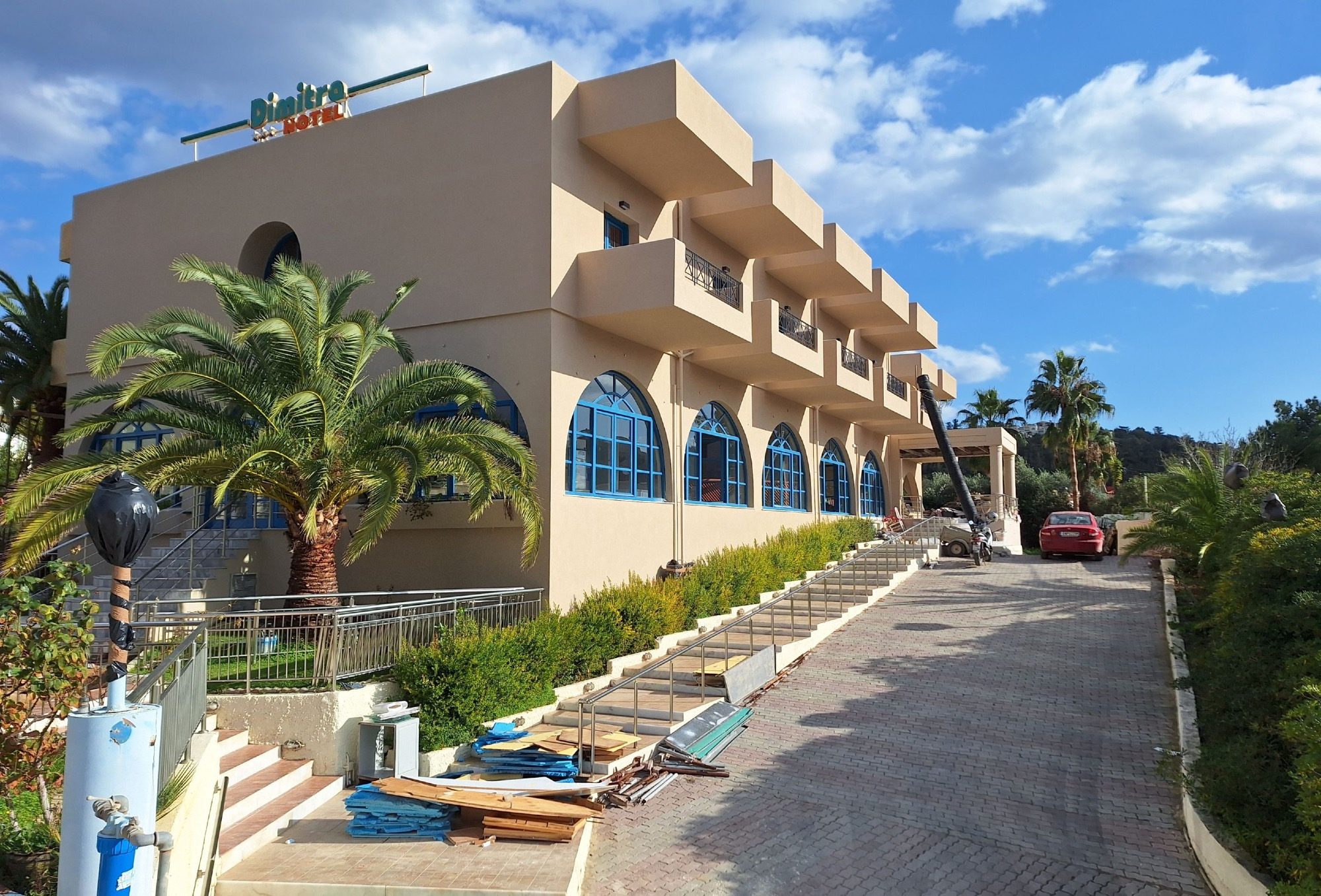 Die Auffahrt des Hotels während der Bauarbeiten