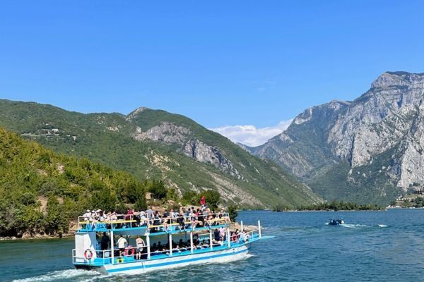 Schiff über den Coman Stausee