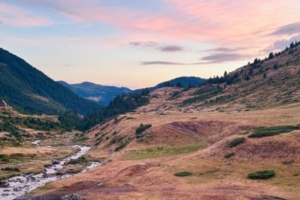 Pittoreske Kirche vor der beeindruckenden Bergkulisse.