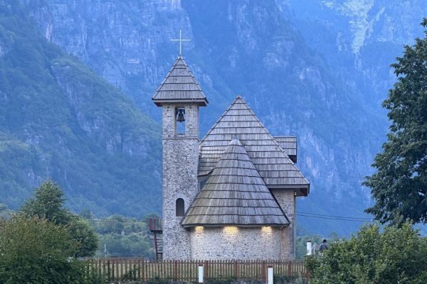 Pittoreske Kirche vor der beeindruckenden Bergkulisse.