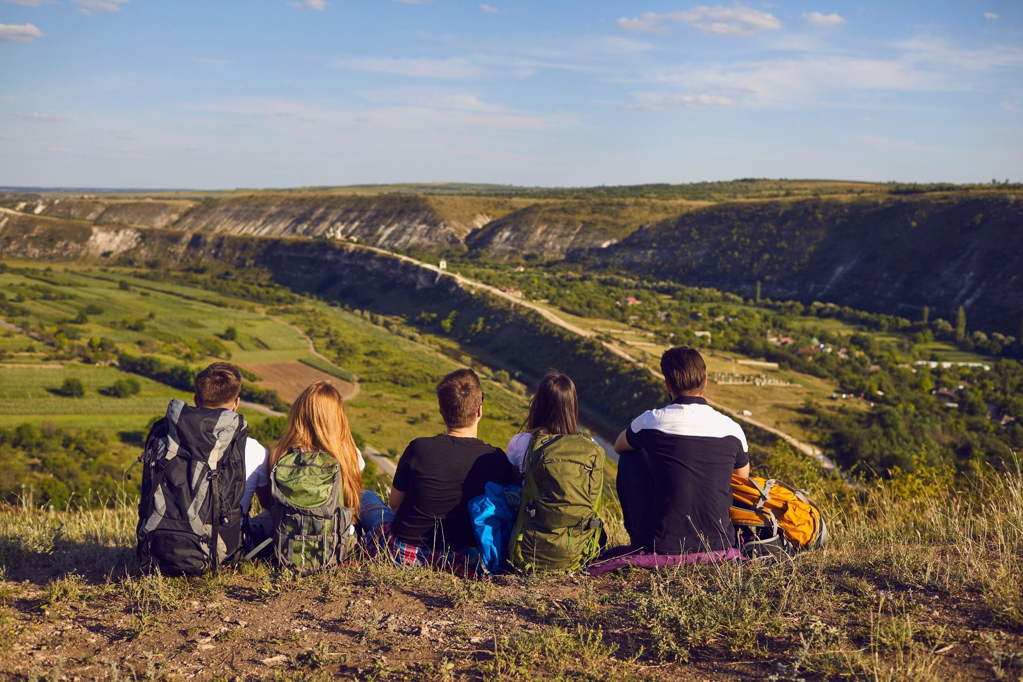 Fünf sitzende Menschen mit Blick in die Natur