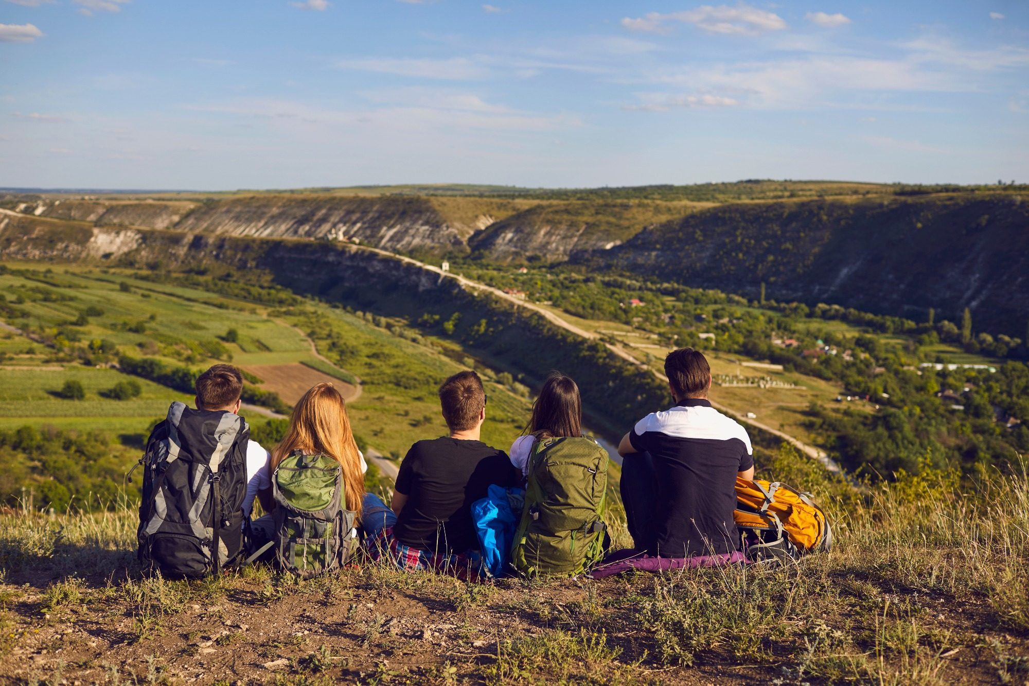 Menschen sitzen auf einem Berg