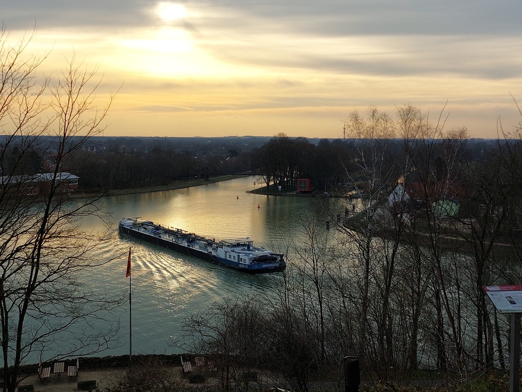 Schiff fährt auf einem Kanal