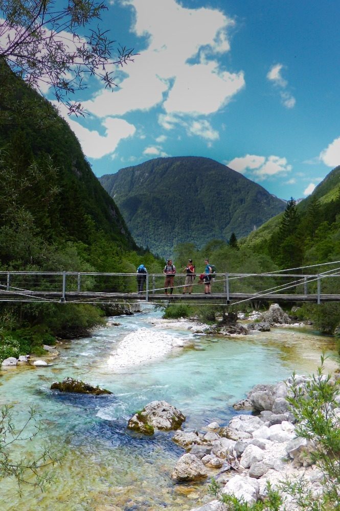 Wanderer auf der Brücke über der Soca