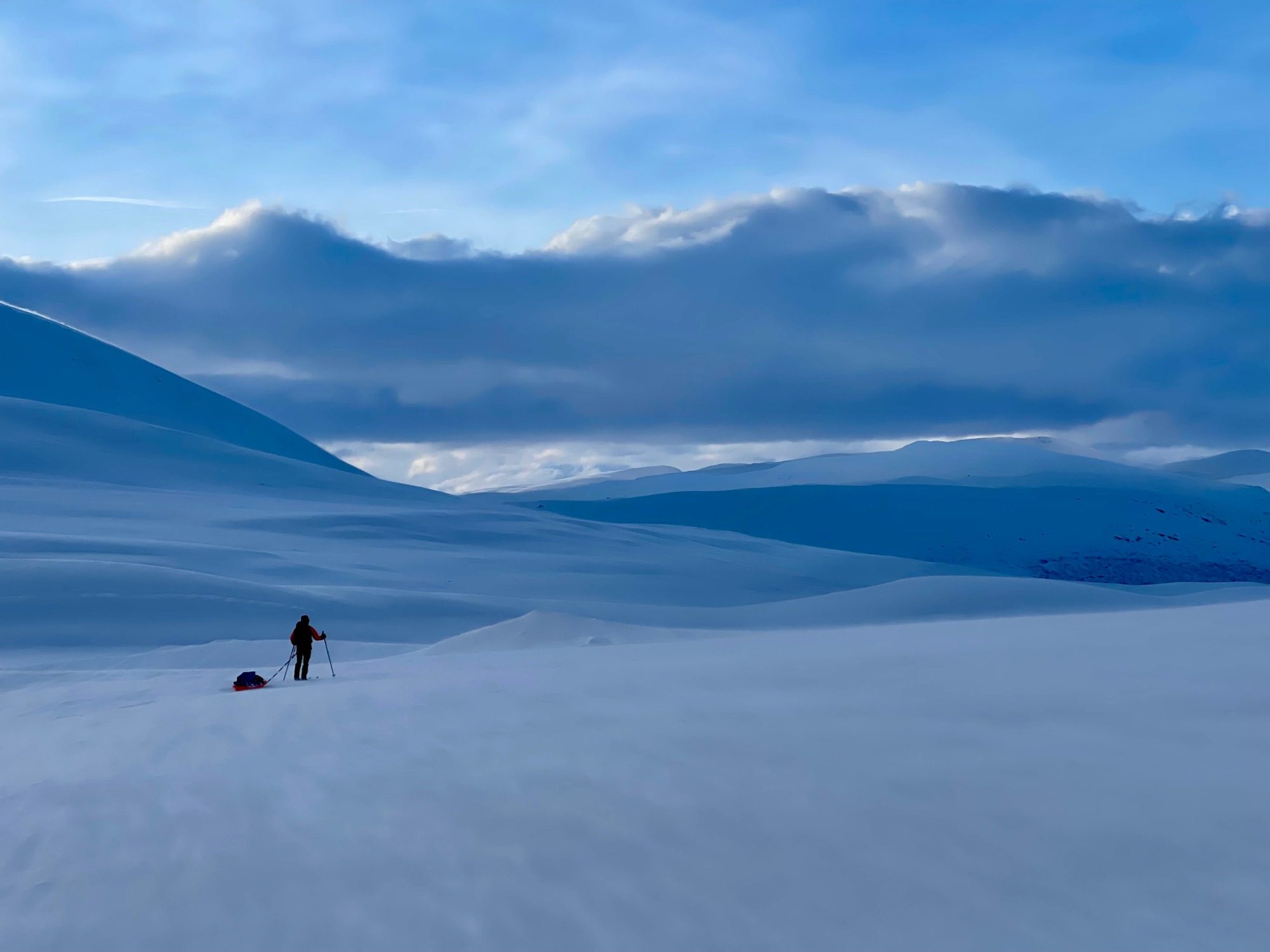 3 Mit Ski und Pulka ziehen wir in 6 Touren durchs Fjell.