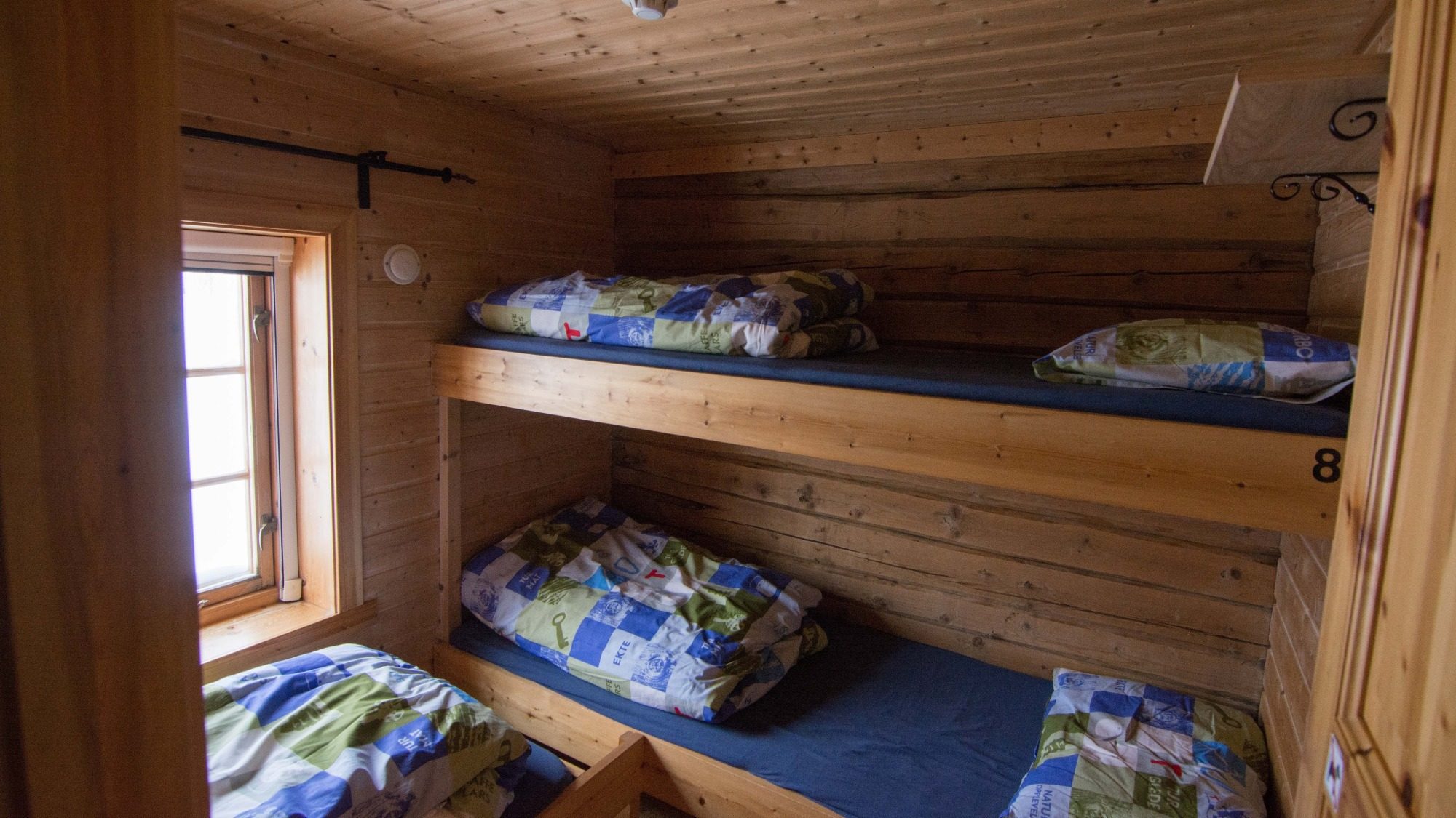 Die Hütten verfügen zudem über Mehrbettzimmern, in denen wir schlafen.