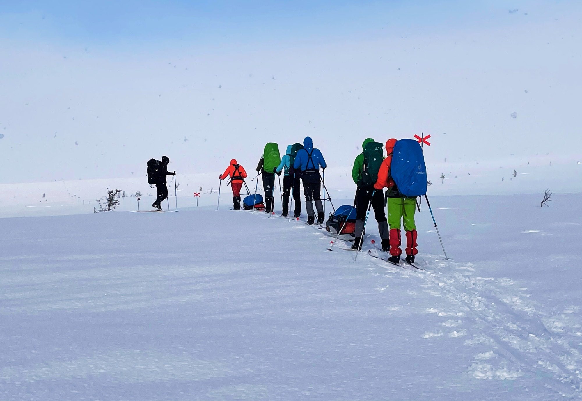 Gruppe die durch den Schnee läuft