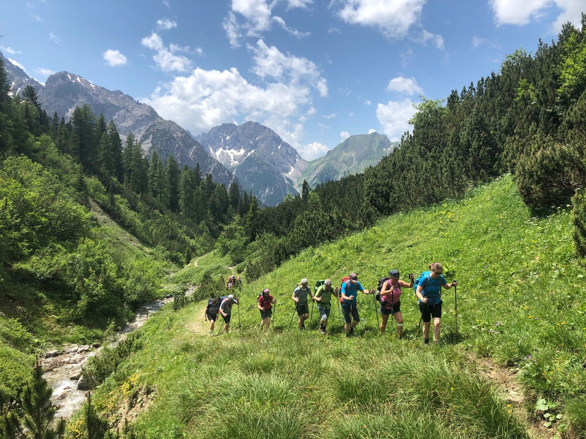 Wandergruppe besteigt einen Berg