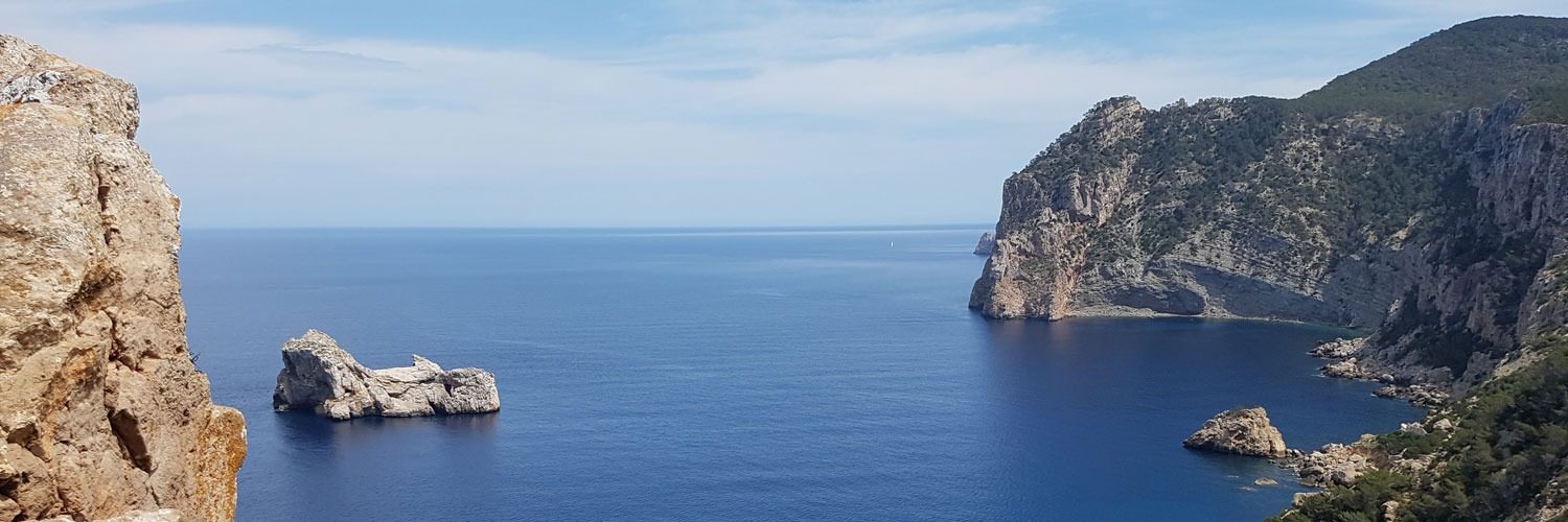 Blick aufs Meer mit Bergen an den Seiten