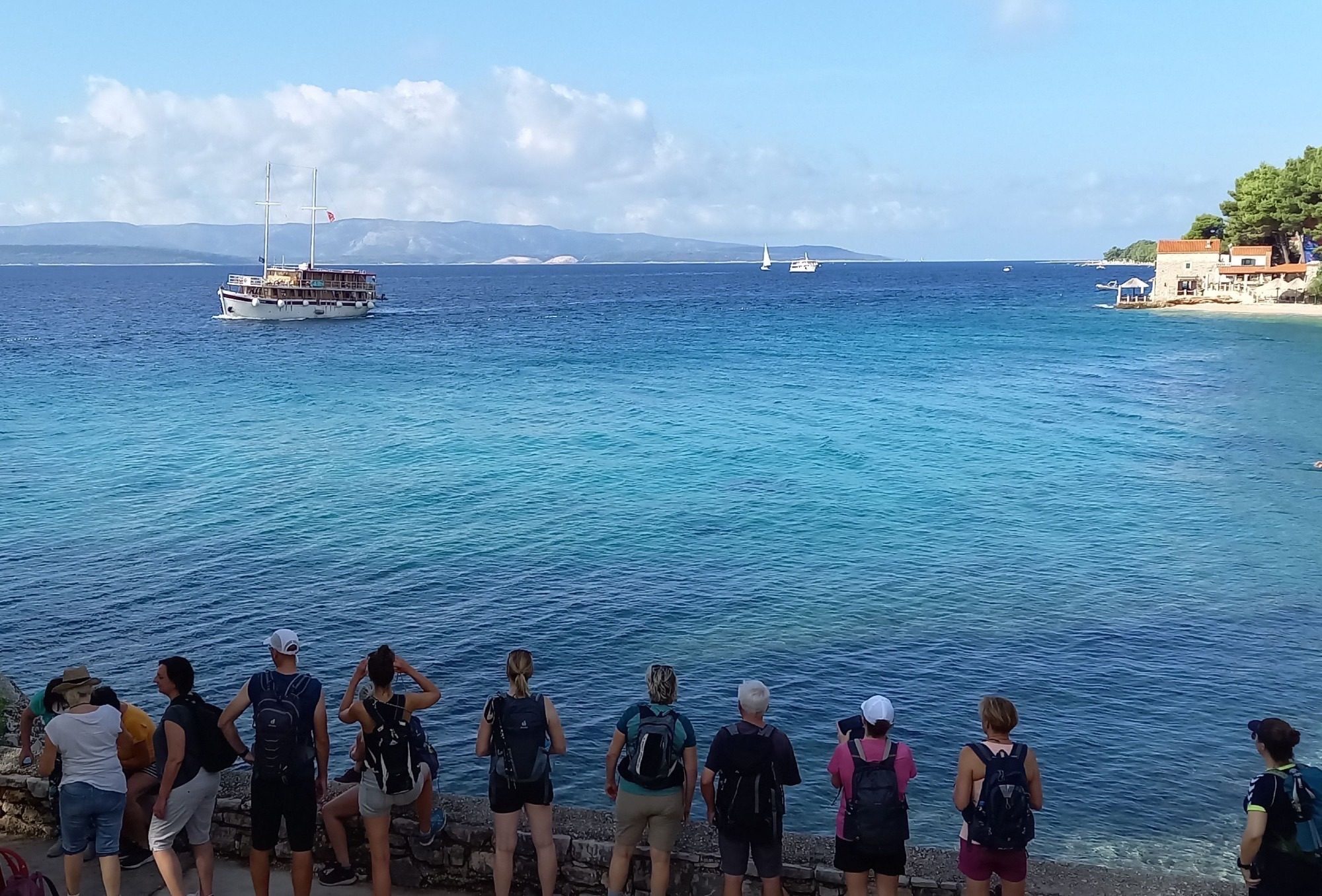 Gäste vor der MS Plomin