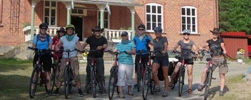 Turnhalle mit Tischtennis, Kicker und Billard