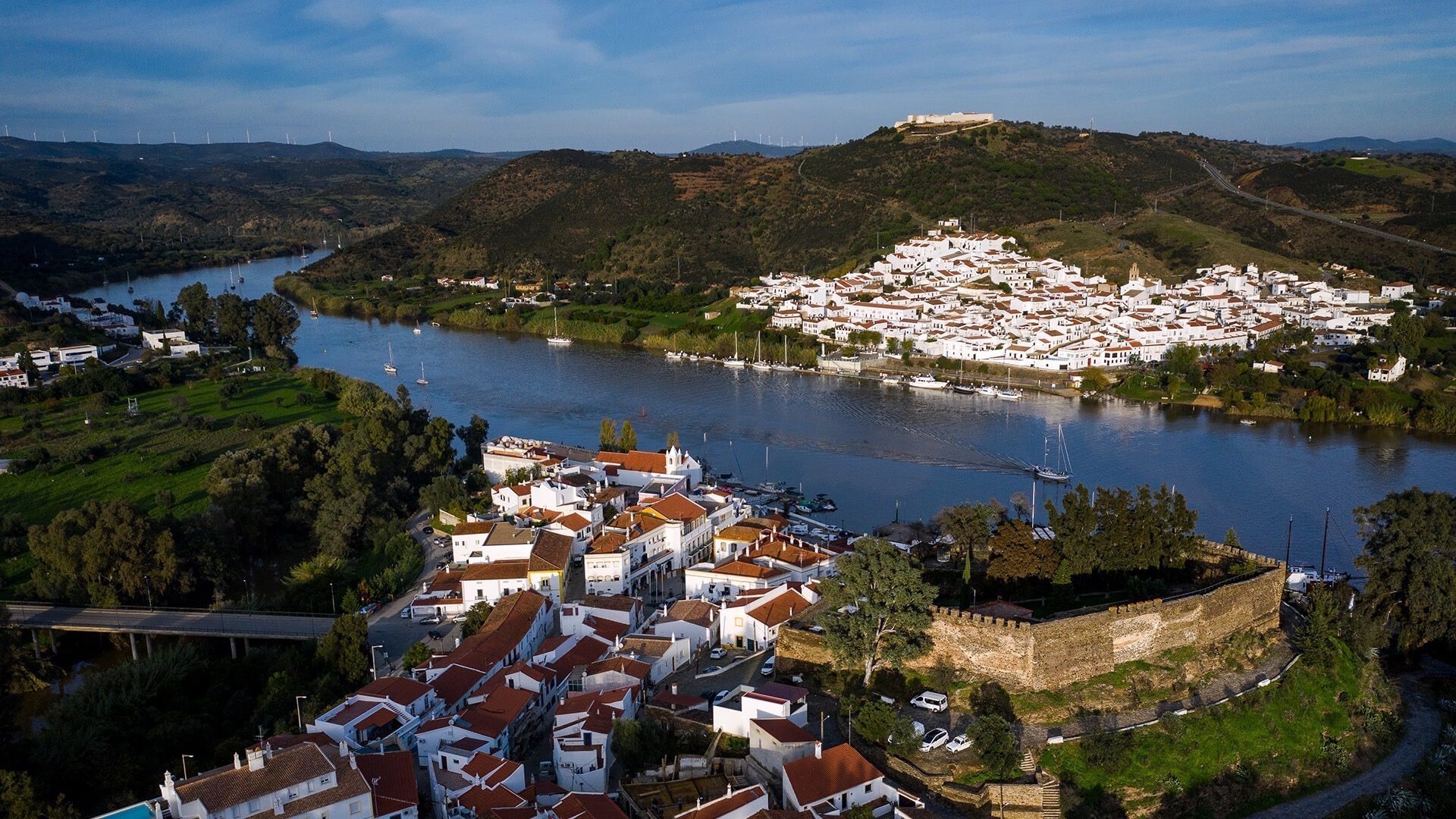 Panoramablick über Fluss und Stadt
