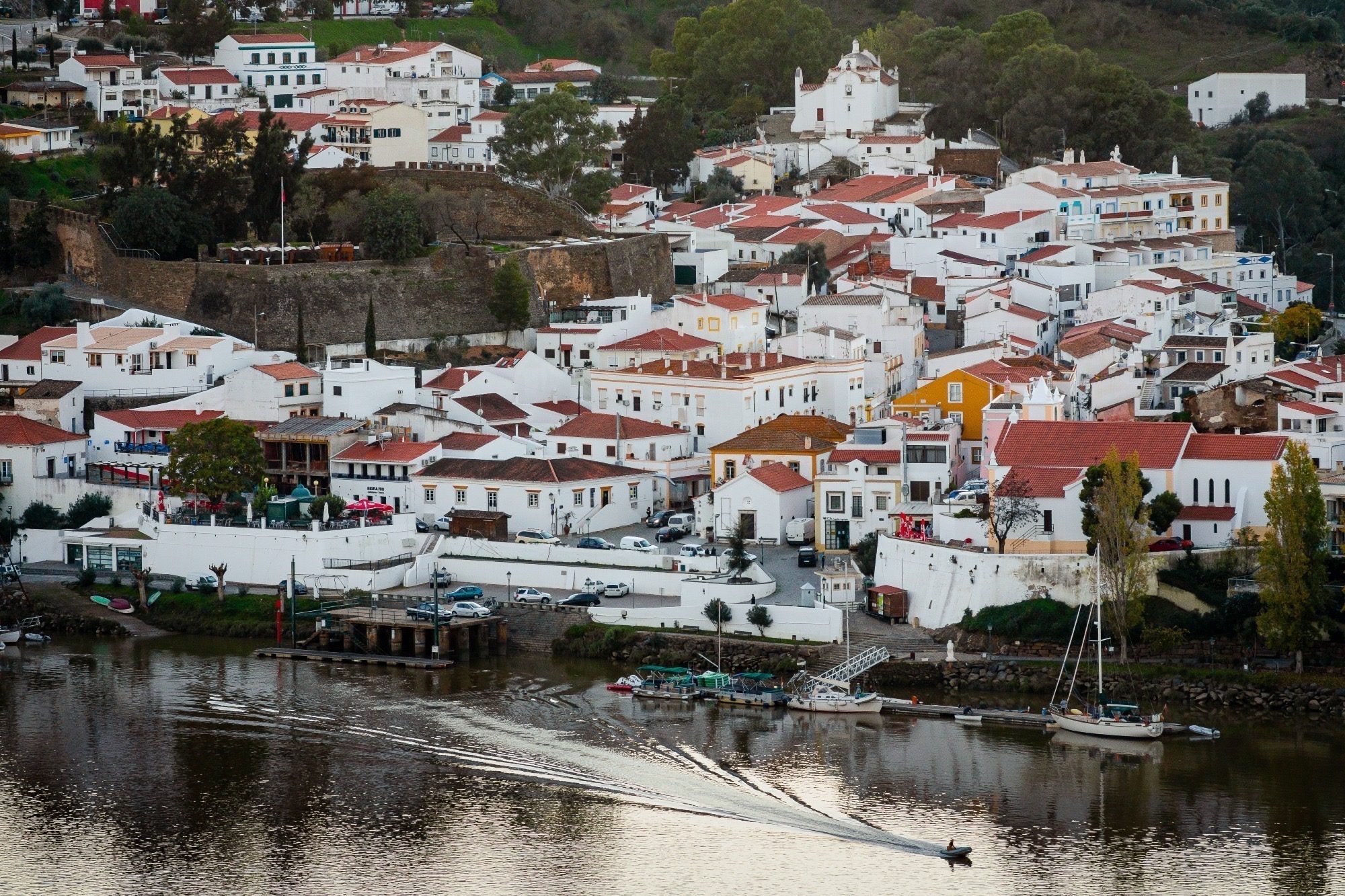 Weiß getünchte Häuser in Alcoutim