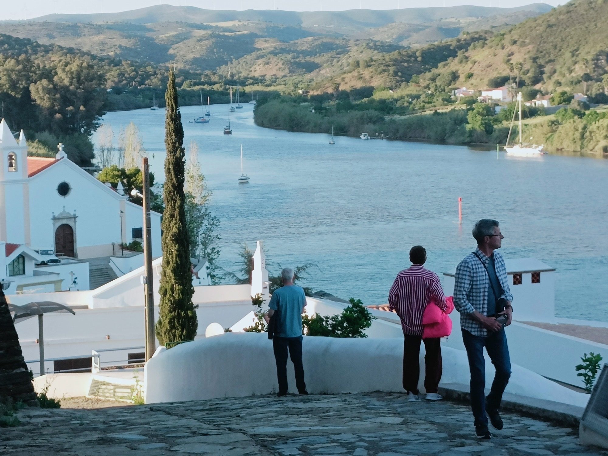 Kleine Gassen und weiße Häuser in Alcoutims Altstadt