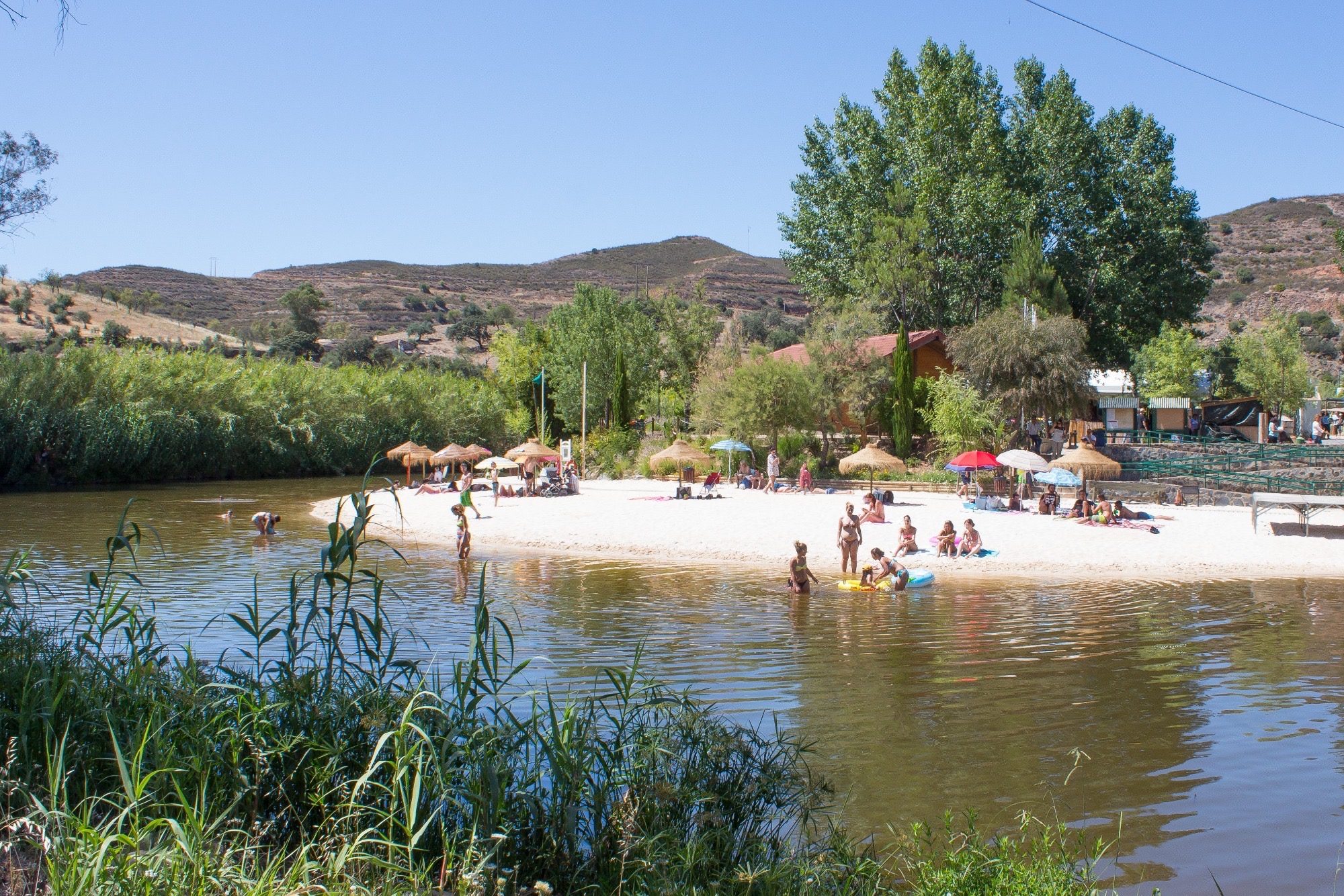 Badegäste am Flussstrand Praia Fluvial do Pego Fundo