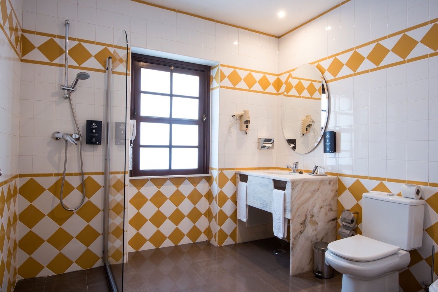 Beispiel Badezimmer mit senfgelben Kacheln im Hotel Albacora