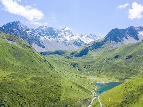 Blick auf einen Bergsee in Arosa